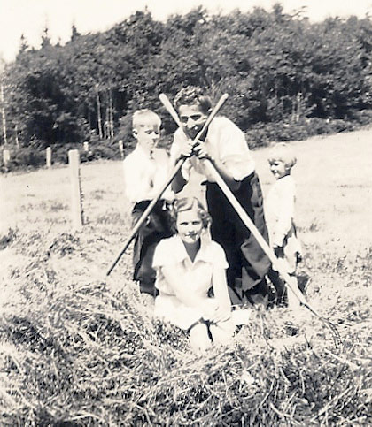 Alfred with kids, 1934